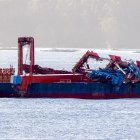 Continúa fondeado en la ría de Ares (A Coruña) el carguero de bandera china 'Sahng De Wu Yi Shan', de 169 metros de eslora, que el pasado viernes, día 6, perdió la mayor parte de dos grandes grúas que transportaba, lo que causó daños en la cubierta del buque. EFE/Cabalar
