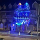 Fachada de la casa adornada con motivos navideños de la calle Párroco Pablo Díez.