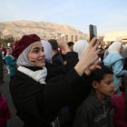 Cientos de personas celebran el derrocamiento del presidente sirio al-Assad, en la plaza Omeya de Damasco, Siria, el 09 de diciembre de 2024. EFE/BILAL AL HAMMOUD