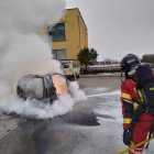Un bombero, sofocando las llamas.