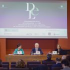 El director de la RAE y presidente de la Asociación de Academias de la Lengua Española (ASALE), Santiago Muñoz Machado, y la responsable del Instituto de Lexicografía, Elena Zamora (d), presentan la actualización 23.8 del Diccionario de la lengua española, este martes, en Madrid. EFE/ Blanca Millez