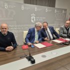 Los presidentes del Consejo Comarcal y la Diputación de León, en el centro, firmaron en la nuevo convenio del SAM.