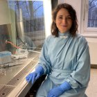 La investigadora leonesa Helena Escobar posa en su laboratorio de Berlín.