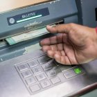 Una persona retira dinero del cajero automático de un banco. EFE/MIGUEL GUTIÉRREZ