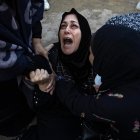 Mujeres palestinas lloran la muerte de sus familiares en un ataque aéreo israelí al oeste de Jan Yunis, en el sur de la Franja de Gaza, el 12 de diciembre de 2024. Al menos doce policías palestinos encargados de custodiar y proteger un convoy con ayuda humanitaria murieron en el ataque israelí. EFE/EPA/HAITHAM IMAD