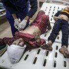 Niños palestinos heridos yacen en una camilla a su llegada al Hospital de los Mártires de Al-Aqsa en Deir al-Balah, en el centro de la Franja de Gaza, el 12 de diciembre de 2024. 
                      EFE/EPA/MOHAMMED SABER