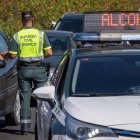 Imagen de archivo de agentes de la Guardia Civil de Tráfico realizando pruebas de alcoholemia durante un control en Aljaraque (Huelva). EFE/ Julián Pérez