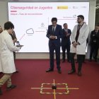 El ministro Óscar López prueba alguno de los juguetes inteligentes en el Incibe.