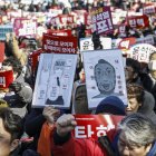 Los manifestantes realizan una protesta exigiendo el juicio político del presidente surcoreano Yoon Suk Yeol fuera de la Asamblea Nacional en Seúl, Corea del Sur, 14 de diciembre de 2024. Se espera que el parlamento surcoreano celebre una votación de destitución contra el presidente Yoon después de que él declarara y luego revocara la ley marcial, citando la necesidad de erradicar a las fuerzas prorracistas de Corea del Norte y mantener el orden constitucional. (
                       EFE/EPA/JEON HEON-KYUN