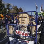 Los manifestantes realizan una protesta exigiendo el juicio político del presidente surcoreano Yoon Suk Yeol fuera de la Asamblea Nacional en Seúl, Corea del Sur, 14 de diciembre de 2024. Se espera que el parlamento surcoreano celebre una votación de destitución contra el presidente Yoon después de que él declarara y luego revocara la ley marcial, citando la necesidad de erradicar a las fuerzas prorracistas de Corea del Norte y mantener el orden constitucional. (
                       EFE/EPA/JEON HEON-KYUN