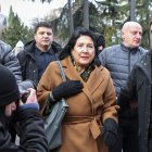 La presidenta de Georgia, Salome Zurabishvili (C), y seguidores de la oposición asisten a una protesta frente al edificio del Parlamento durante las elecciones presidenciales en Tiflis, Georgia, 14 de diciembre de 2024. Por primera vez en Georgia, el presidente está siendo elegido por un colegio electoral en el edificio del parlamento. 
                      EFE/EPA/DAVID MDZINARISHVILI
