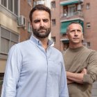 son los autores de este curioso libro sobre los toldos verdes típicos de las casas españolas.