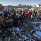 Palestinos desplazados inspeccionan las tiendas destruidas dentro del estadio Al Dura tras un ataque aéreo israelí en el oeste de la ciudad de Deir al-Balah, en el centro de la Franja de Gaza, 15 de diciembre de 2024. 
                      EFE/EPA/MOHAMMED SABER