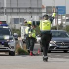 Una patrulla de la Guardia Civil de Tráfico realiza un control en una campaña de la DGT en una imagen de archivo. EFE/Manuel Bruque