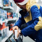 Imagen representativa de la acción de un ladrón en una tienda.