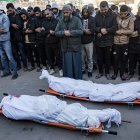 Palestinos oran frente a los cuerpos de sus familiares, después de que un ataque aéreo israelí impactara en una escuela administrada por la UNRWA, que albergaba a desplazados, en Jan Yunis, al sur de la Franja de Gaza, el 16 de diciembre de 2024. EFE/EPA/HAITHAM IMAD