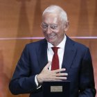 Fotografía de archivo, tomada el 18/03/2024 recibiendo el Premio Reino de España a la Trayectoria Empresarial, del propietario de la cadena de moda Mango, Isak Andic.
