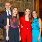 La Casa Real ha distribuido este lunes la felicitación navideña de los reyes y sus hijas