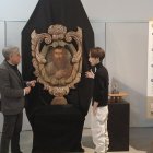 Eduardo Diego, observando el escudo restaurado.