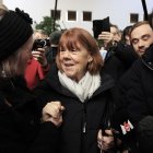 Gisele Pelicot (c), acompañada por su abogado Stéphane Babonneau (d), abandona el Tribunal de Aviñón (sureste de Francia) que juzga las decenas de violaciones que sufrió por parte de, al menos, medio centenar de hombres, en un plan urdido por Dominique Pelicot, su exmarido y violador confeso, el 16 de diciembre de 2024. EFE/EPA/Guillaume Horcajuelo