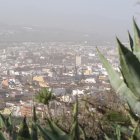La calima cubre este martes la ciudad de La Laguna (Tenerife), durante la prealerta declarada por la Dirección General de Emergencias del Gobierno de Canarias para todo el archipiélago. EFE/Alberto Valdés