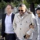 El cantaor Diego el Cigala (c) el pasado mes de noviembre a su llegada a los Juzgados de Jerez de la Frontera. EFE/ David Arjona