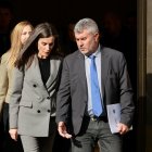 La reina Letizia junto al presidente de la Agencia EFE y vicepresidente de la Fundación del Español Urgente, Miguel Ángel Oliver, tras la clausura del XVII Seminario Internacional de Lengua y Periodismo, organizado por la FundéuRAE y la Fundación San Millán de la Cogolla, que bajo el título “El lenguaje de las guerras: cómo contar el conflicto”, se celebra en San Millán de la Cogolla (La Rioja), este martes. EFE/ FERNANDO DIAZ