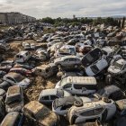 Miles de vehículos afectados por la dana del pasado 29 de octubre permanecen amontonados en decenas de campas en las localidades arrasadas por la inundación. En la imagen vista general de una campa de coches en Catarroja. EFE/Biel Aliño