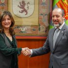 La rectora de la Universidad de León, Nuria González, y el presidente de la Asociación de Sumilleres de León, Adolfo Benéitez, suscriben un convenio de colaboración que permitirá la puesta en marcha de la primera microcedencial en Sumillería de Castilla y León