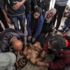 Palestinos lloran junto al cuerpo de un familiar en el hospital de los Mártires de Al Aqsa, en Deir Al Balah, en el centro de la Franja de Gaza, el 17 de diciembre de 2024. -- LA IMAGEN PUEDE HERIR LA SENSIBILIDAD-- EFE/EPA/MOHAMMED SABER