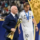 El Presidente de la UEFA Gianni Infantino (I) y el jugador del Real Madrid Luka Modric tras la final de la Copa Intercontinental que han jugado Real Madrid CF y CF Pachuca en Lusail, Catar. EFE/EPA/NOUSHAD THEKKAYIL