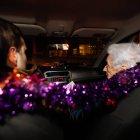Los taxis llevan a los ancianos a ver las luces de Navidad en León.