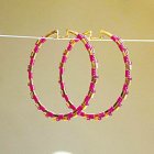 Pendientes con aro 4,5 cm de diámetro hechos en plata y baño de oro de 5 micras y fornituras tubulares de plata y cristal japonés Miyuky. Detalle en macramé con hilo ultraresistente. Makrama. 65 euros.