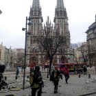 Equipos de emergencia trabajan frente a la catedral católica de San Nicolás de Kiev tras los ataques rusos. El ejército ruso destruyó este viernes cuatro baterías antiaéreas Patriot en el ataque combinado contra Kiev que siguió a las amenazas vertidas el jueves por el presidente ruso, Vladímir Putin, de que apuntaría con sus misiles contra la capital ucraniana.
EFE/ Marcel Gascón