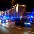 Servicios de emergencia en el lugar después de que al menos una persona muriera y decenas resultaran heridas tras un automóvil que embistió a una multitud en el mercado navideño de Magdeburgo, Alemania, 20 de diciembre de 2024. Testigos presenciales dijeron a la emisora MDR que el coche se dirigió directamente a la multitud en el mercado en dirección al ayuntamiento. (Germany, Magdeburg) EFE/EPA/vifogra / Eberlein