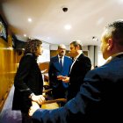 El alcalde Morala, su edil Lidia Coca y sus socios de gobierno de Coalición por El Bierzo minutos antes de iniciarse el pleno.