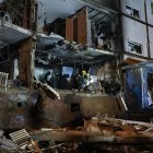 Equipos de rescate trabajan en un edificio alcanzado por un proyectil en Járkov este 20 de diciembre. EFE/EPA/SERGEY KOZLOV