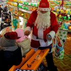 Varios niños disfrutan de unas atracciones navideñas.