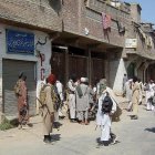 Imagen de archivo de un grupo de talibanes patrullando por un pueblo paquistaní. EFE/Str