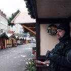 Agentes de la policía custodian el lugar de los hechos.