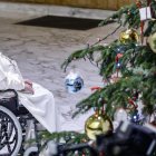 El papa Francisco delante de un árbol de Navidad durante la audiencia con los empleados del Vaticano en el salón Pablo VI. EFE/EPA/FABIO FRUSTACI