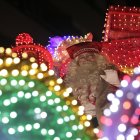Papá Noel saluda desde su carroza en la Cabalgaza de 2024 en León.
