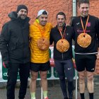Podios masculino y femenino de la Carrera Popular 2,5 Millas celebrada en Cimanes del Tejar.