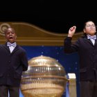 Detalle de varias liras con las bolas de los números y sus correspondientes premios durante el sorteo de la Lotería de Navidad este domingo en el Teatro Real, en Madrid.