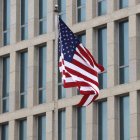 Fotografía del 12 de diciembre de 2024 de una bandera de los Estados Unidos en la Embajada de los Estados Unidos en La Habana (Cuba)
