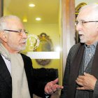 Imagen de archivo de los escritores y académicos leoneses José María Merino y Luis Mateo Díez