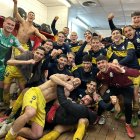 Los integrantes del  equipo leonés celebran la victoria ante el Real Unión.