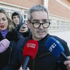 Jacobo Martos, hijo del cantante Raphael, se dirige a medios de comunicación a las puertas del Hospital 12 de Octubre en Madrid, este lunes. EFE/ Sergio Pérez