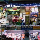 Imagen de archivo de varios productos expuestos en una tienda de un mercado madrileño. EFE/Luca Piergiovanni