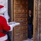 Un voluntario vestido de Papá Noel reparte el día de Navidad, a familias de Paiporta lotes de productos.